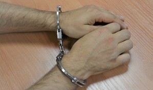 kajdanki na rękach mężczyzny - zdjęcie ilustracyjne KMP w N. Sączu