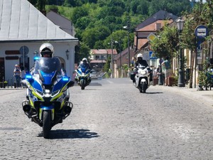 4. policyjne motocykle wjeżdżają na rynek w Starym Sączu