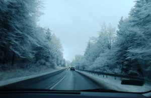 zimowy krajobraz na drodze