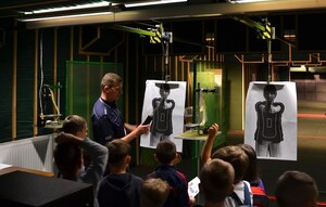 12. policjant z uczniami na strzelnicy — kopia