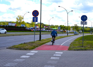 rowerzysta na jedzie drogą dla rowerów