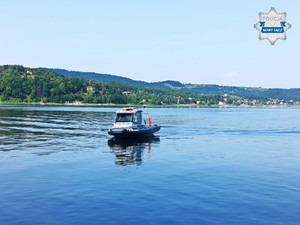 policyjna łodź na Jeziorze Rożnowskim