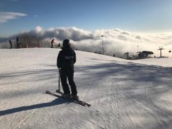 policjantka w patrolu narciarskim