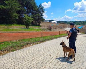 1. policjant z psem służbowym w okolicach toru do kolarstwa górskiego