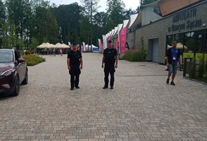 policjanci prewencji w Parku Strzeleckim — kopia
