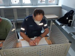 policjant wypełnia dokumenty