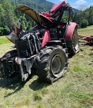 uszkodzony ciągnik, którym jechał poszkodowany — kopia