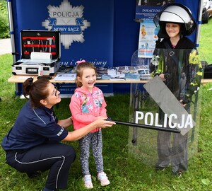 dziewczynki oglądają policyjny sprzęt słuzbowy