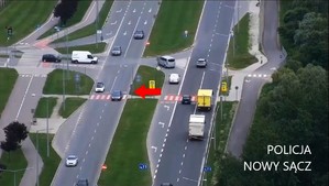 print screen z materiału wideo zarejestrowanego przez kamerę drona - wykroczenie na przejściu dla pieszych