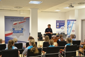 policjantka z grupą dzieci na sali KMP