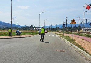 policjanci ruchu drogowego wstrzymują ruch