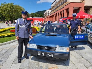 funkcjonariusze przy policyjnym polonezie