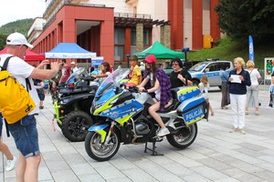 osoby na policyjnych motocyklach