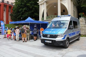 radiowóz zaparkowany obok stoiska policyjnego