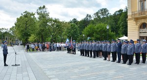 2. policjanci, dowódca uroczystości, poczet sztandarowy