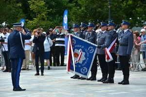 5. generał salutuje, sztandar opuszczony