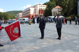 6. generał i dowódca salutują, sztandar opuszczony