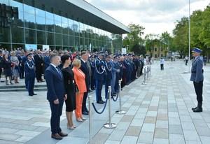 7. generał salutuje, obok goście uroczystości