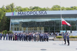 9. poczet flagowy podnosi flagę na maszt