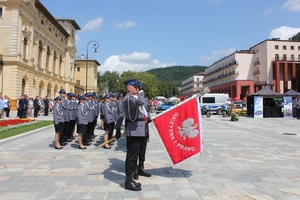 10. poczet sztandarowy, w tle policjanci