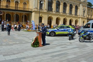 12. Komendant Dymura przy mównicy