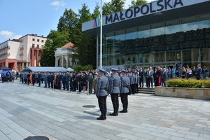 13. poczet flagowy, w tle goście uroczystości