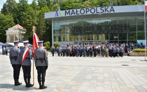 16. poczet sztandarowy i zaproszeni goście na tle budynku Pijalni Głównej