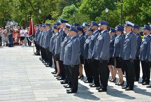 17. awansowani policjanci stoją w rzędach