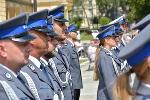 19. policjanci stoją w rzędach