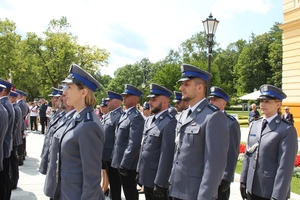 20. umundurowali policjanci stoją w rzędach