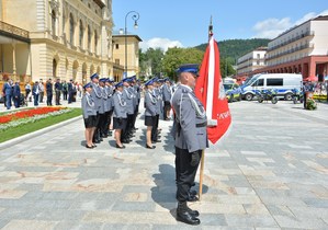 21. poczet sztandarowi i policjanci do awansu