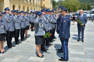 24. policjanta oddaje honor