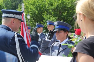 25. policjantka salutuje