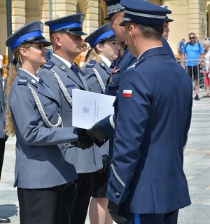 26. policjantka odbiera akt mianowania