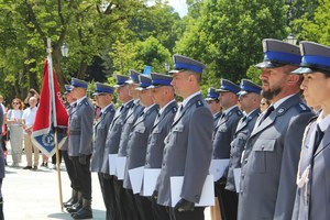 28. policjanci stoją w rzędzie, w ręku trzymają akty mianowania