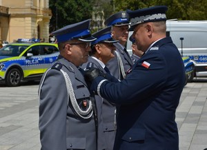 30. generał wręczna odznakę Zasłużony Policjant