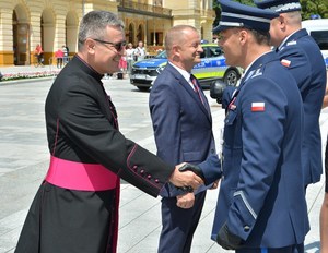 31. komendant gratuluje ks. prepozytowi Medali za zasługi dla Policji