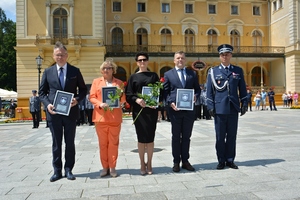 33. parlamentarzyści z podziękowaniami i komendant Dymura