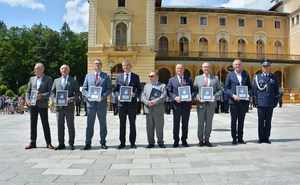 34. samorządowcy z podziękowaniami i komendant Dymura