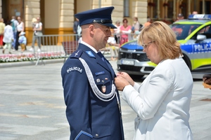 36. M. Mordarska dekoruje policjanta Srebrnym Krzyżem Małopolski