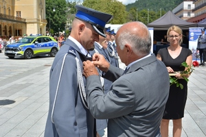 37. starosta dekoruje policjanta Srebrnym Jabłkiem Sądeckim