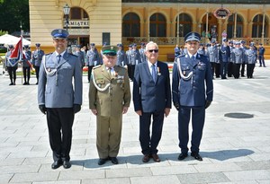 42. związkowcy i uhonorowani Złotym Krzyżem za zasługi dla NSZZ Policjantów