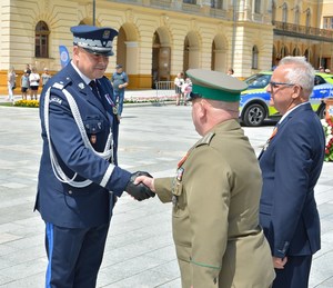 44. generał odbiera gratulacje