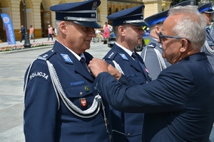 46. komendant Bukański otrzymuje Medal Pamięci Polskiego Czynu Zbrojnego