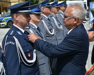 47.  komendant Zacher otrzymuje Medal Pamięci Polskiego Czynu Zbrojnego
