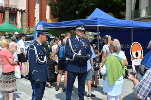 59. generał i komendant Dymura przy stoisku promocyjnym Policji