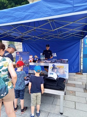 60. policjantka na stoisku promocyjnym