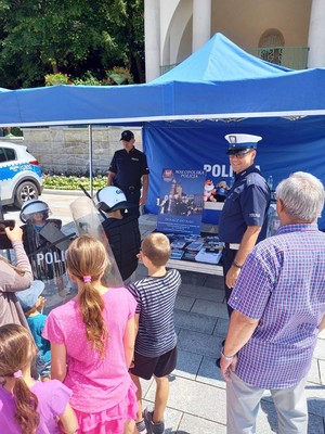 62. policjant ruchu drogowego rozmawia z mieszkańcami