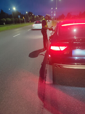 policjant sprawdzający stan trzezwości zatrzymanego