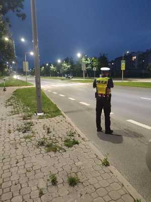policjant podczas realizacji działań nocnych
